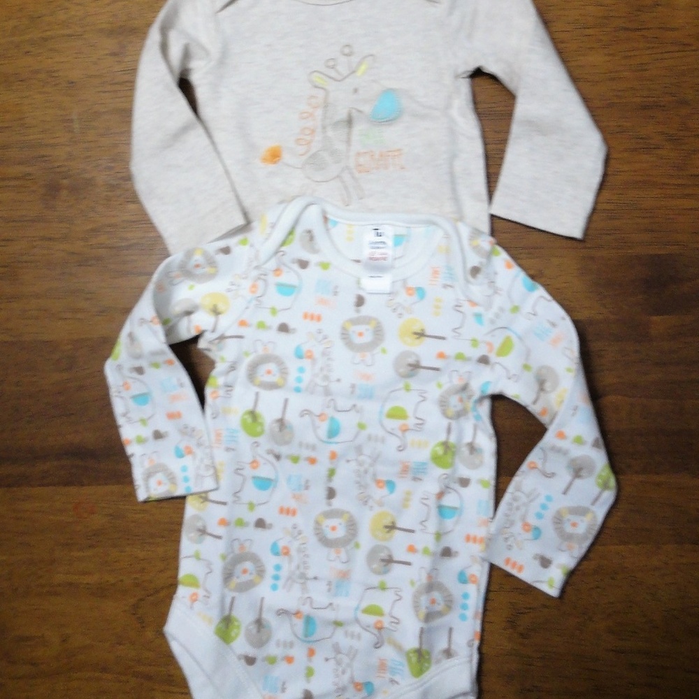 Bundle of 4 Long sleeve onsies - New